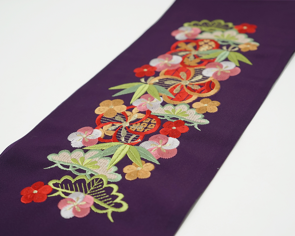 半衿刺繍　ネジ梅に松竹梅